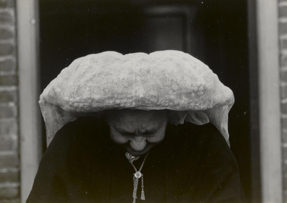 Vrouw uit Oirschot in zondagse dracht, 1950