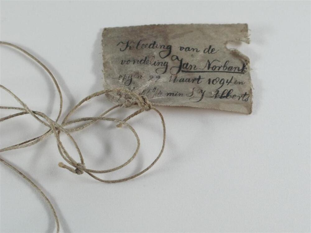 Label aan koord (deel van vondelingenkleding)