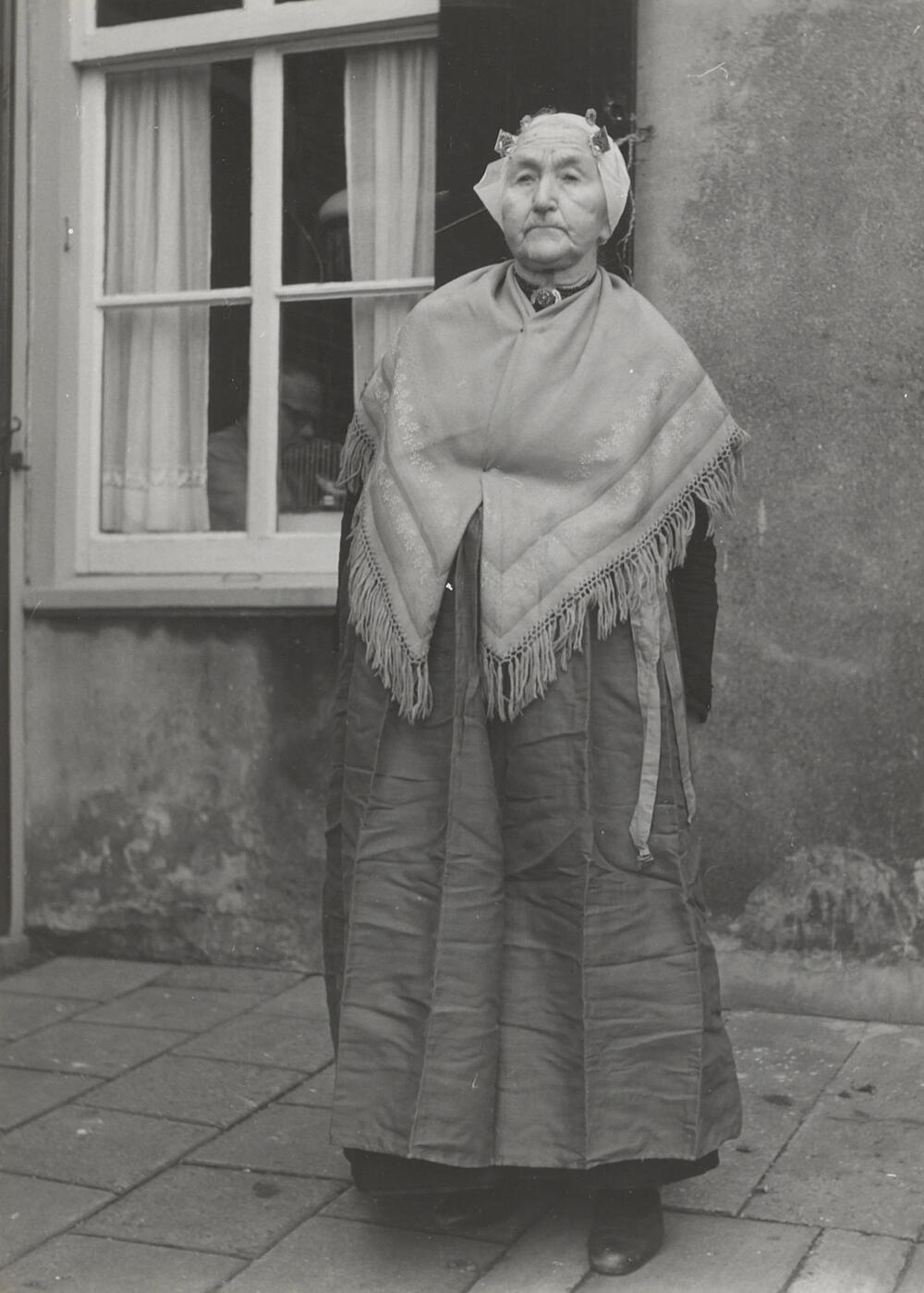 Dirkje van der Wiel-Hazenoot in zondagse dracht, Noordwijk aan Zee, 1955