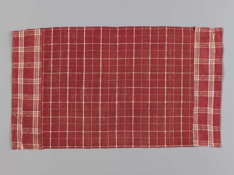 Borstlap of foarpeldook van rood en wit bont met aan weerszijden twee afwijkende lapjes