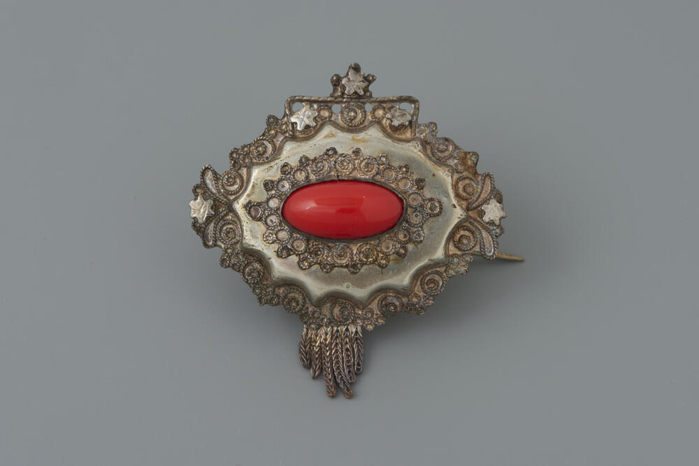 Zilveren broche met imitatiebloedkoraal, Hierden of Nunspeet