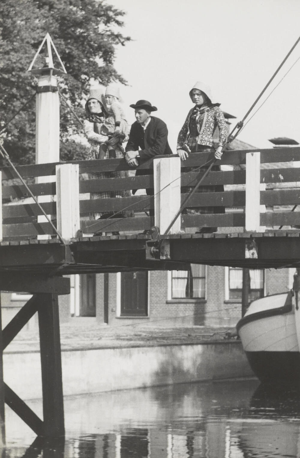 Vrouw, meisjes en man, verkleed in Hindelooper dracht, 1944