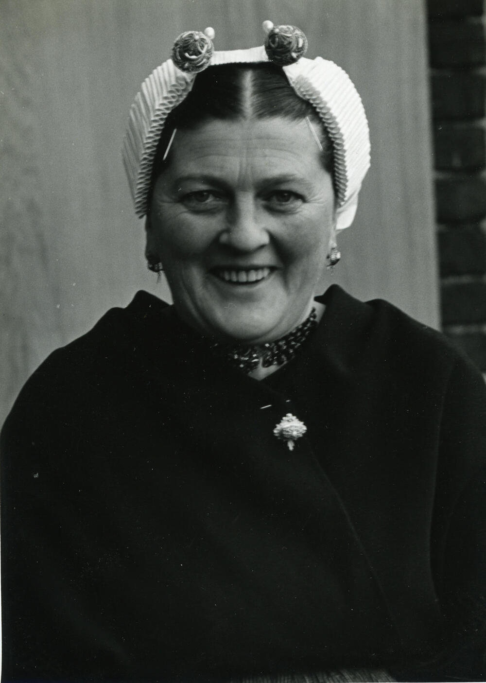 Vrouw in Scheveningse dracht, 1951