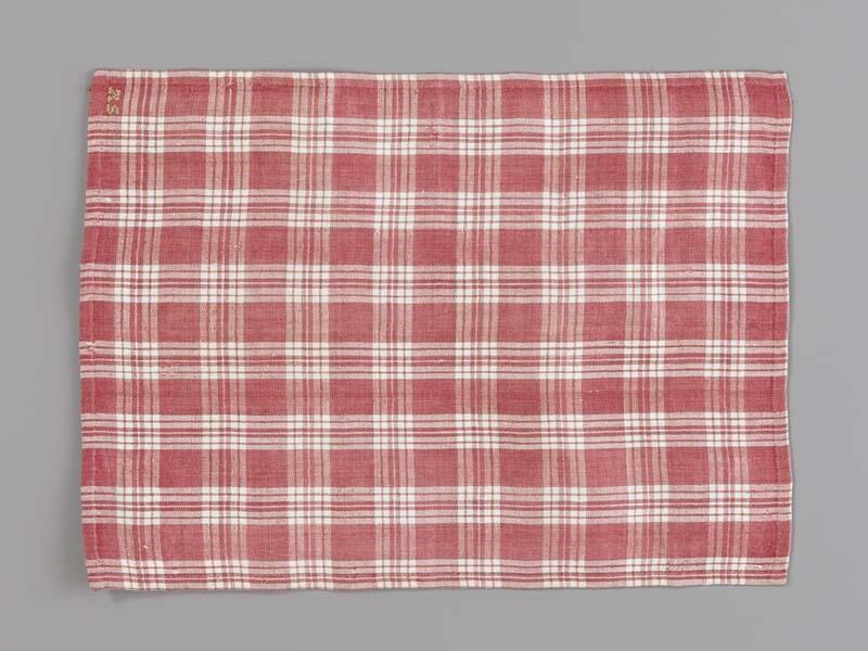 Hindelooper foarpeldoekje met rood-witte ruit