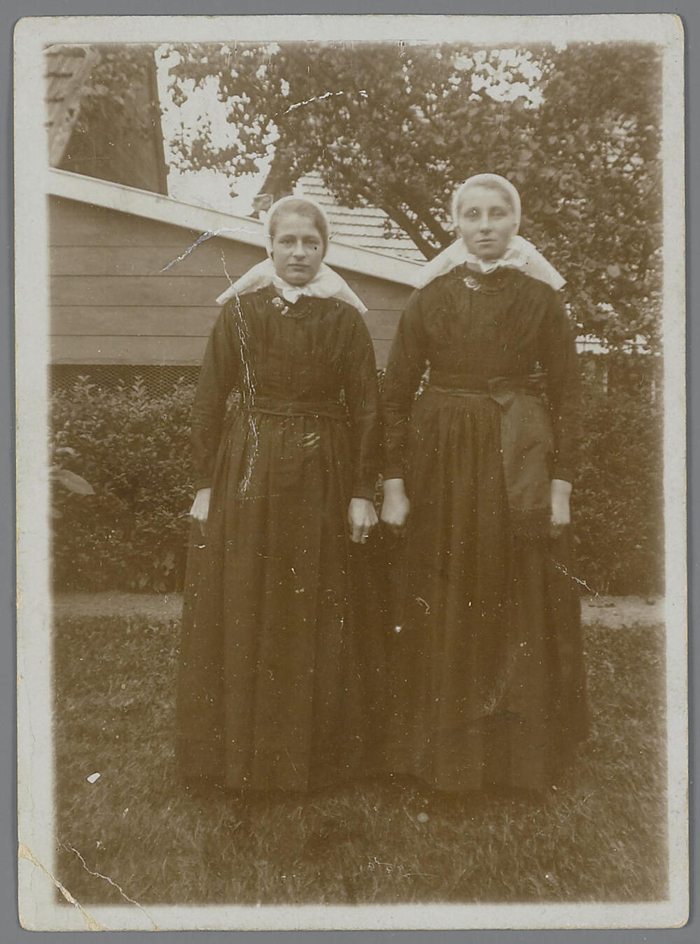Diene Harbers en Diene Baan in Rijssense streekdracht, 1927