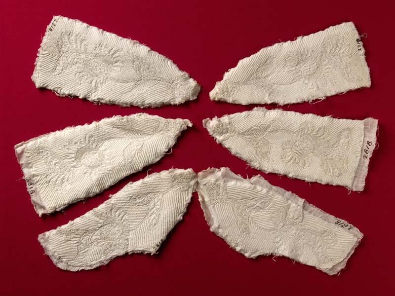 Zes pandjes van jongensmuts (onaf) van wit linnen, met zaans stikwerk en perzisch ajour
