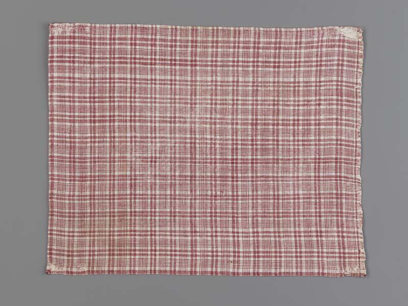 Hindelooper borstlap of foarpeldook van roze-rood en wit bont