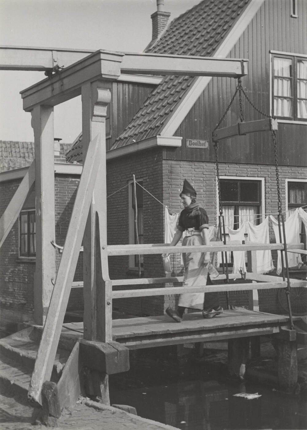 Meisje in Volendammer dracht, 1951