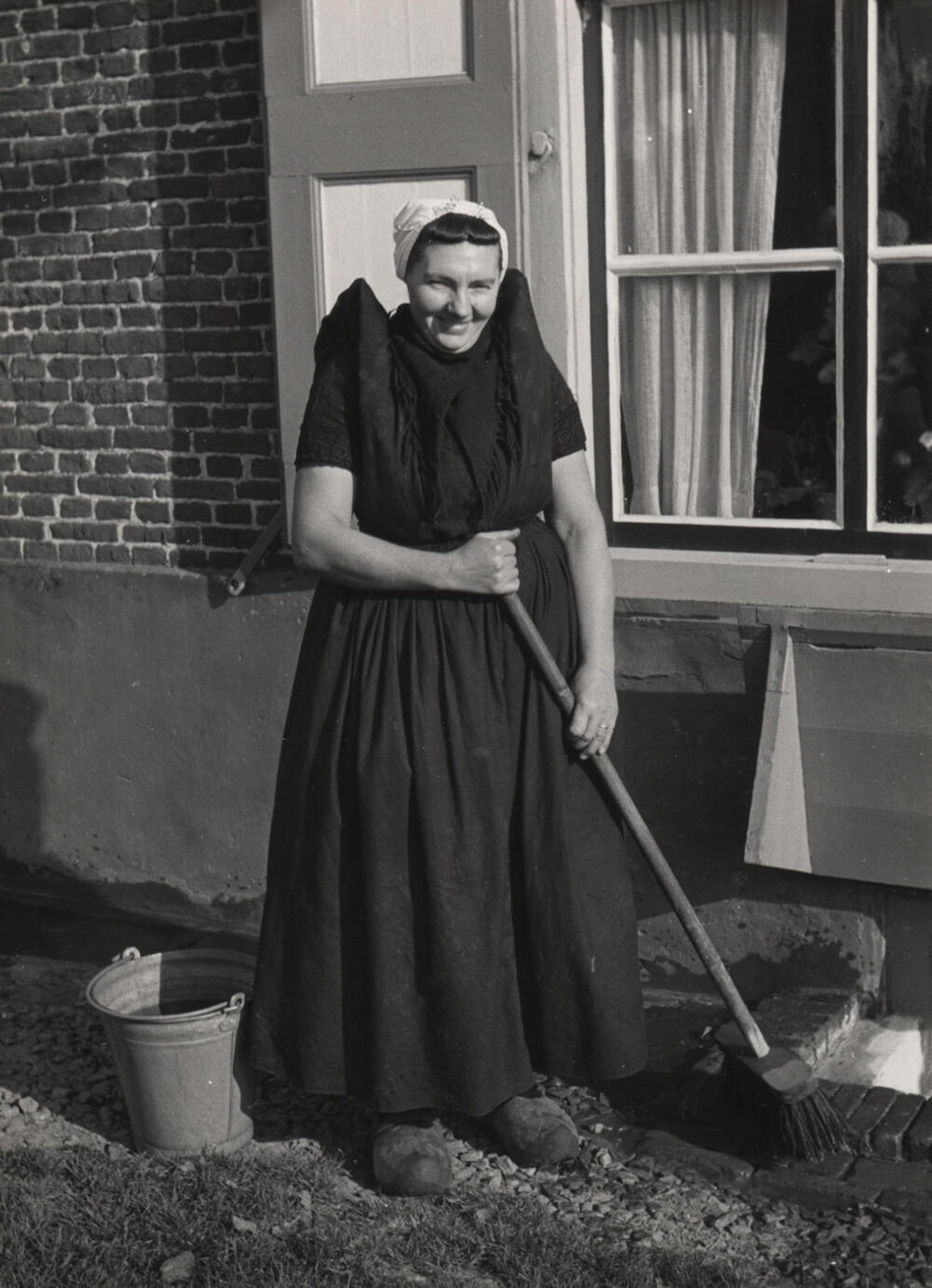 Pieternella Steendijk in Axelse dracht, 1950