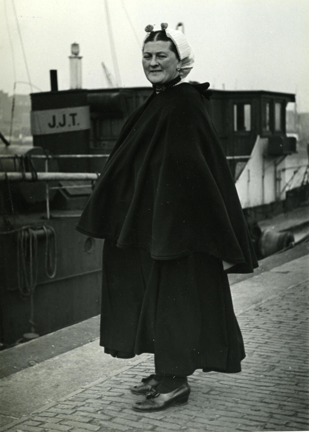 Vrouw in Scheveningse dracht, 1951