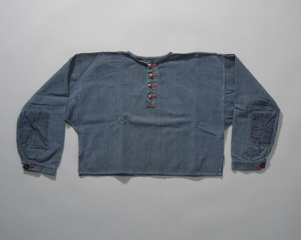 Verstelde jongensboezeroen voor uit de rouw, Marken, circa 1950