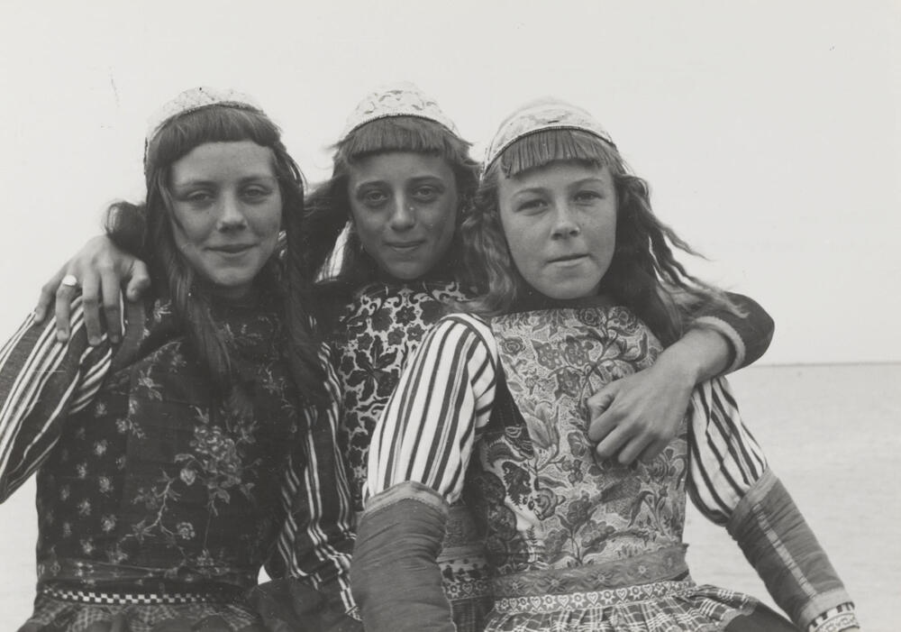Drie meisjes in Marker dracht, 1943