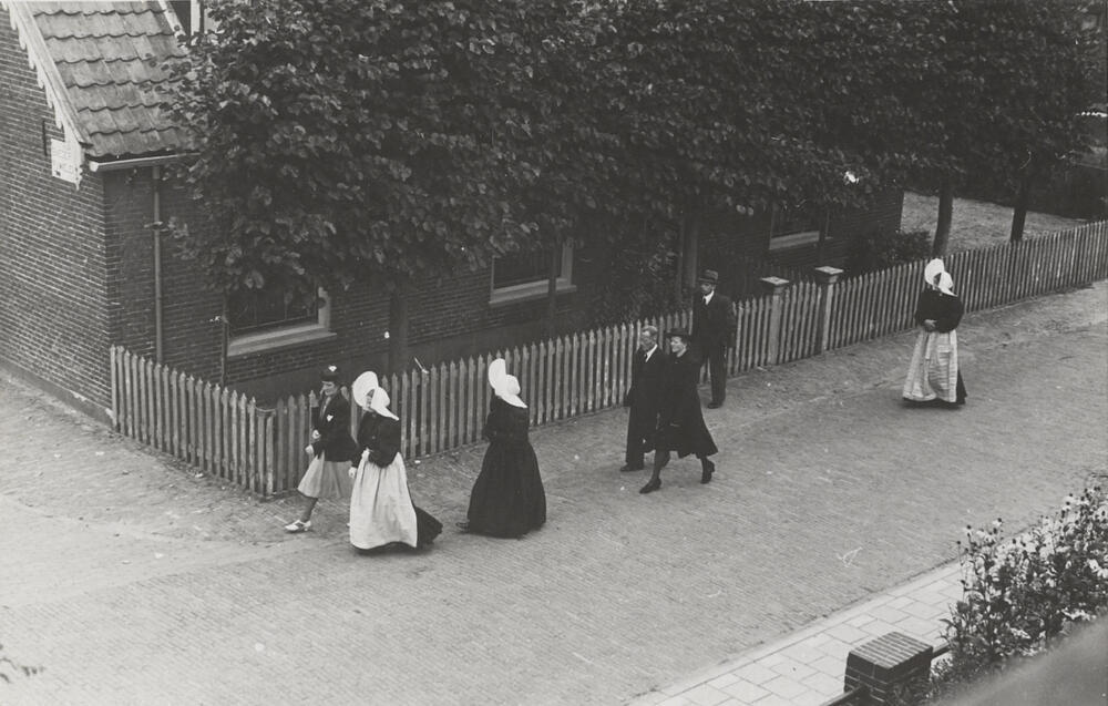 Kerkgang, Huizen, 1945