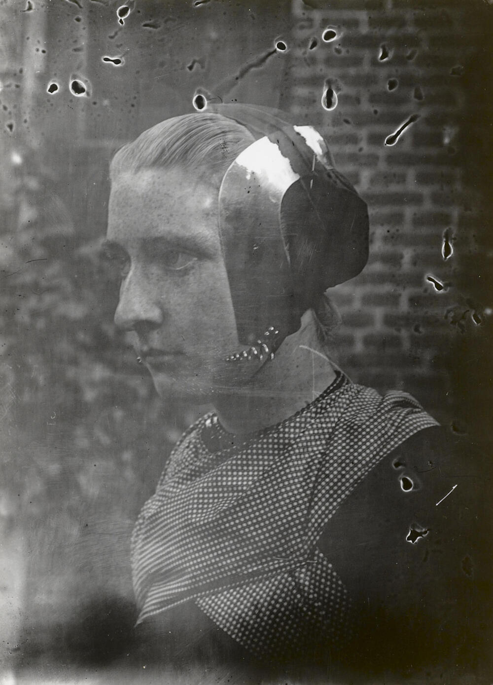 Vrouw uit Oldebroek in Veluwse streekdracht, circa 1915