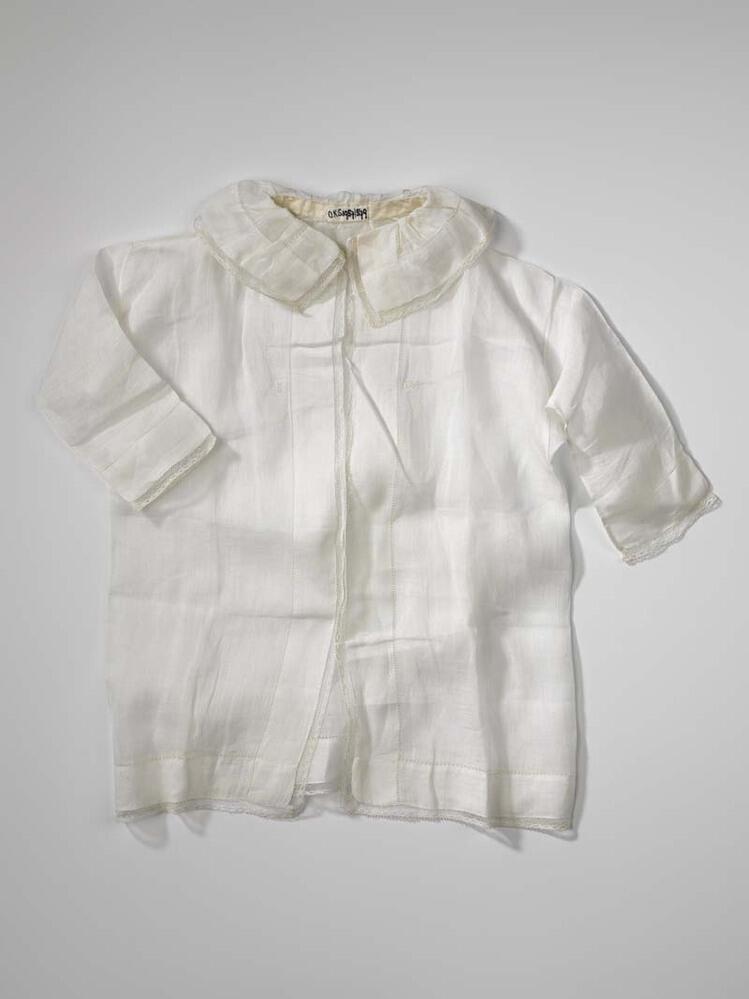 Kinderhemd van neteldoek met kraag, afgezet met kloskant