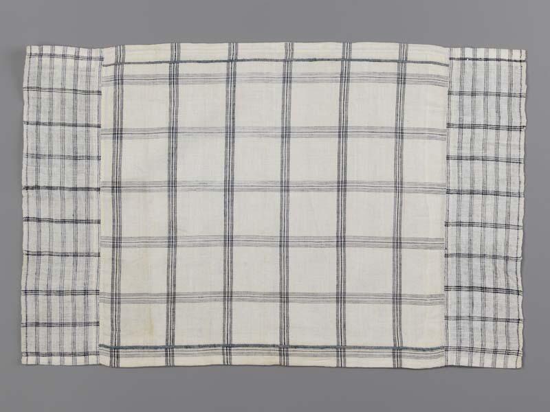 Hindelooper borstlap of foarpeldoek van wit en blauw bont