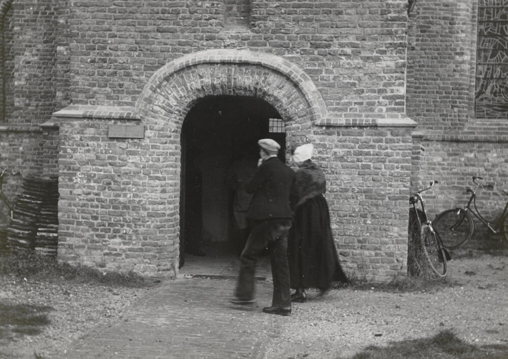 Kerkgangers, Zoutelande, 1950