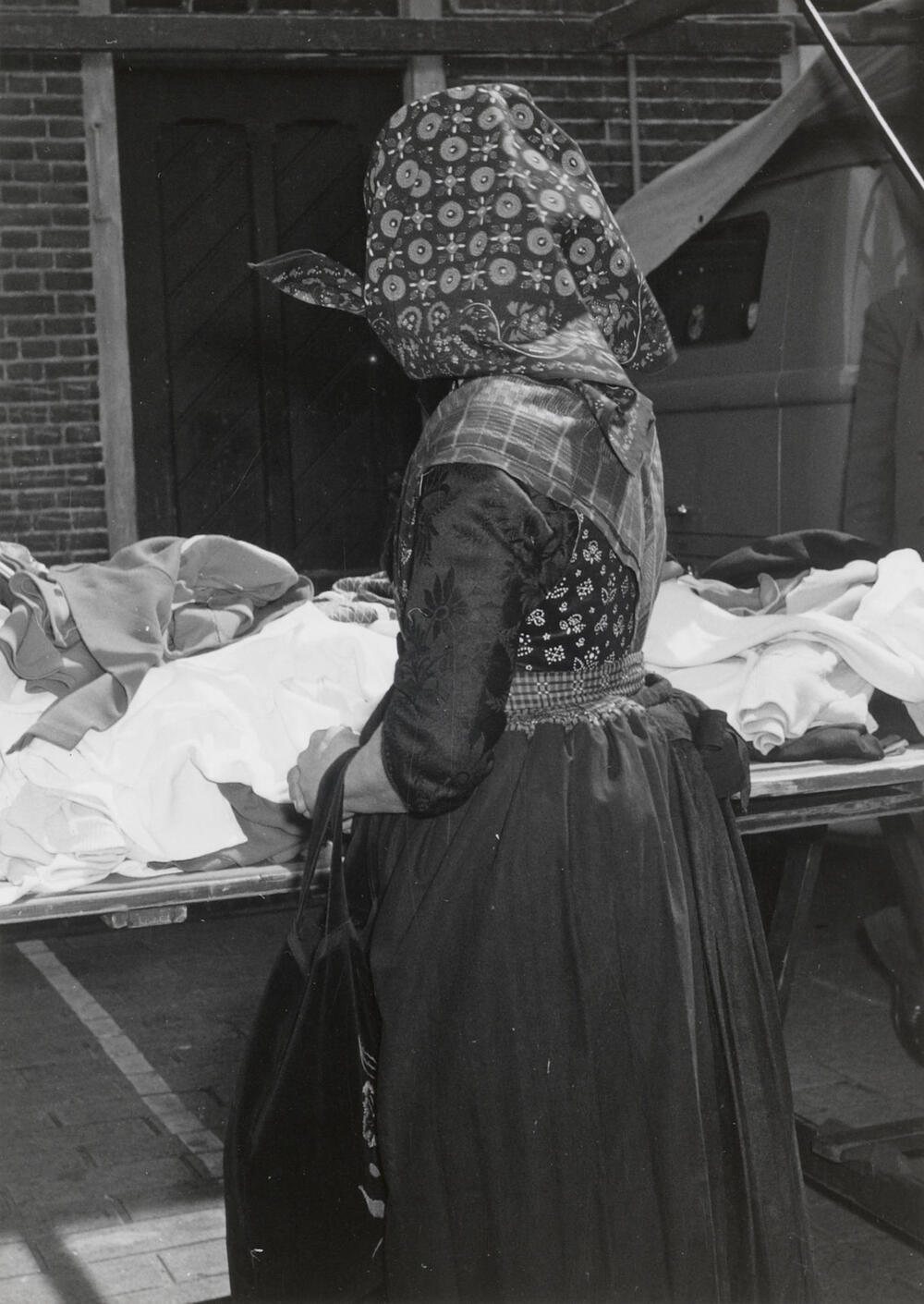 Mevrouw Konterman uit Rouveen op de markt, Meppel, 1960
