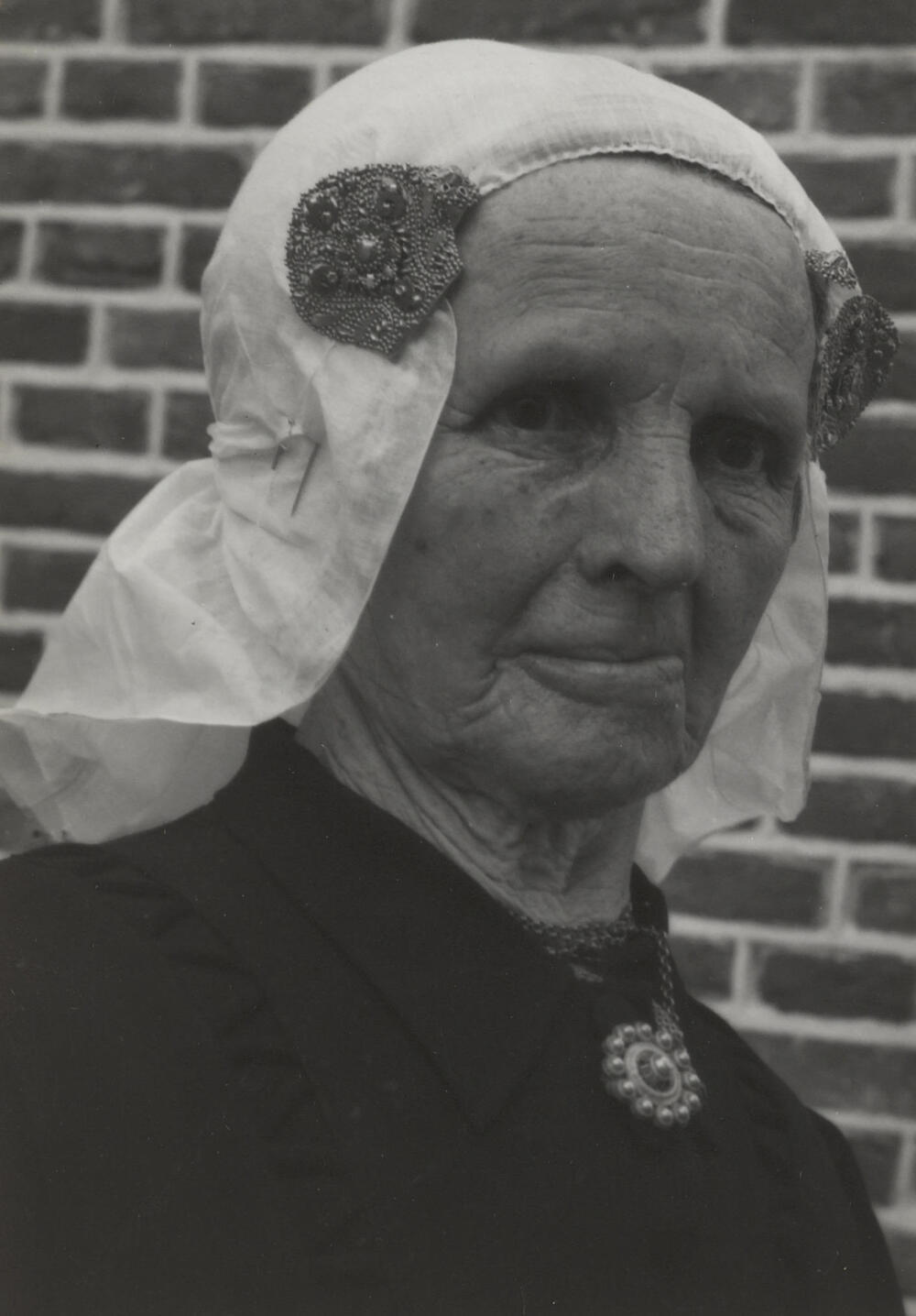 Femmegien Dijkman uit Uffelte in Drentse dracht, 1950