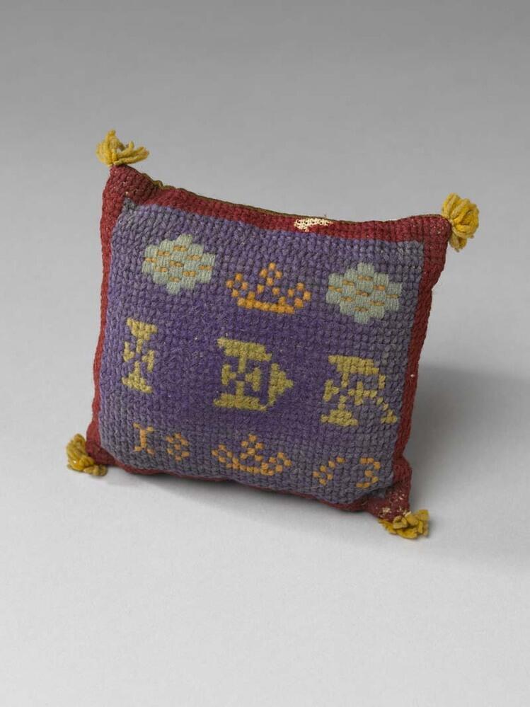 Speldenkussen met de letters IDR, twee kroontjes en jaartal 1863