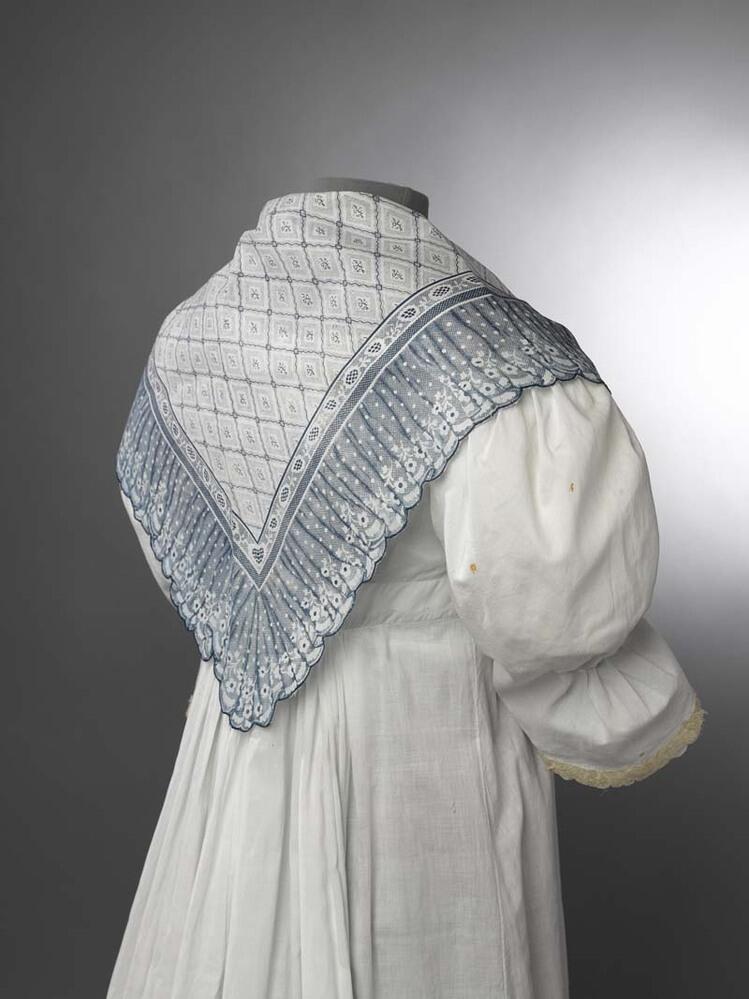 Witte driekante bedrukte katoenen doek met een ruitmotiefje met bloempjes en gerimpelde kantstrook…