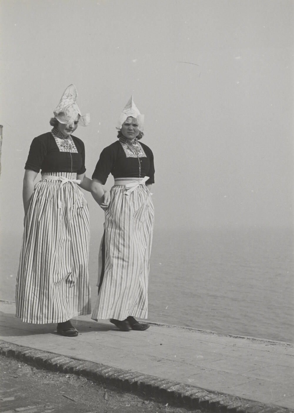 Meisjes in Volendammer dracht, 1951