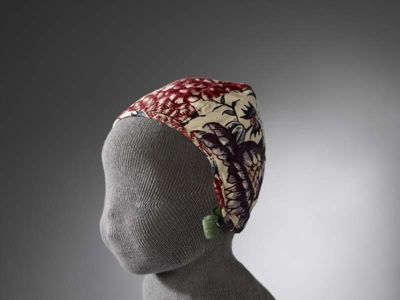 Sitsen meisjesmuts, met grote bloemen op witte grond