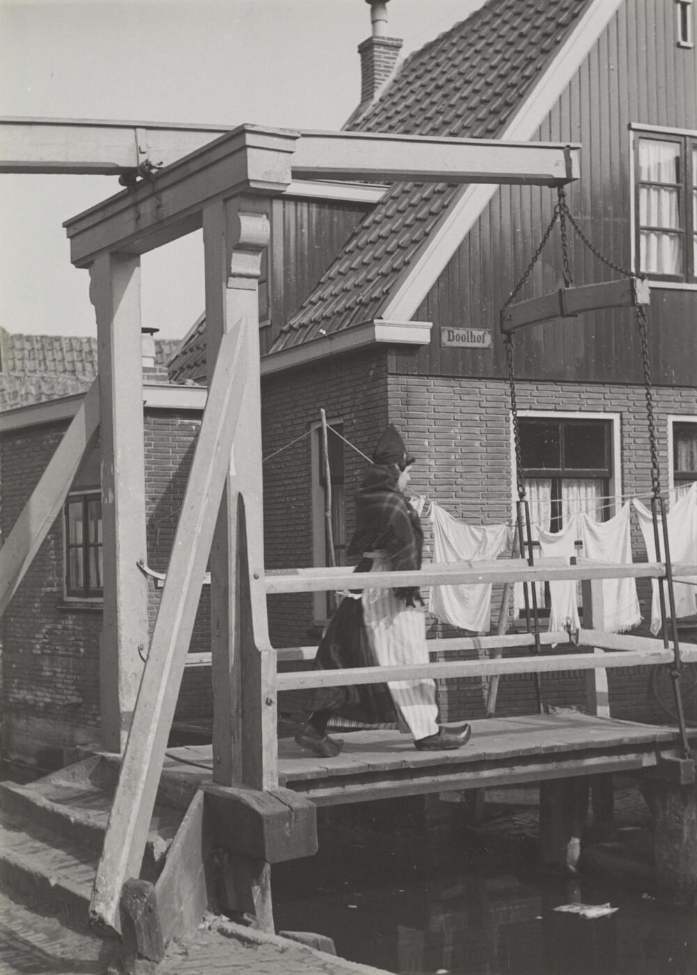 Meisje in Volendammer dracht, 1951