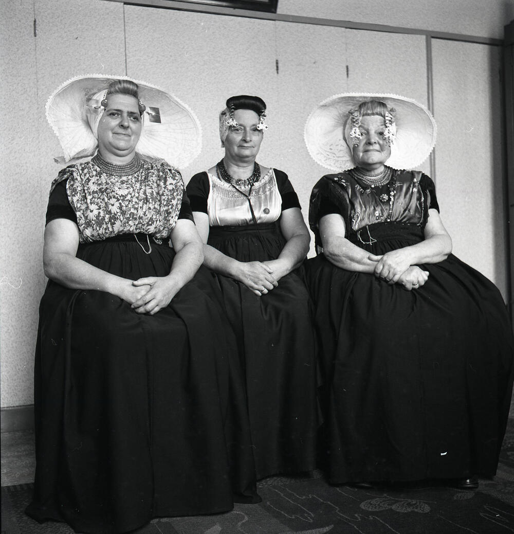 Drie vrouwen in Zeeuwse drachten, Middelburg, 1956