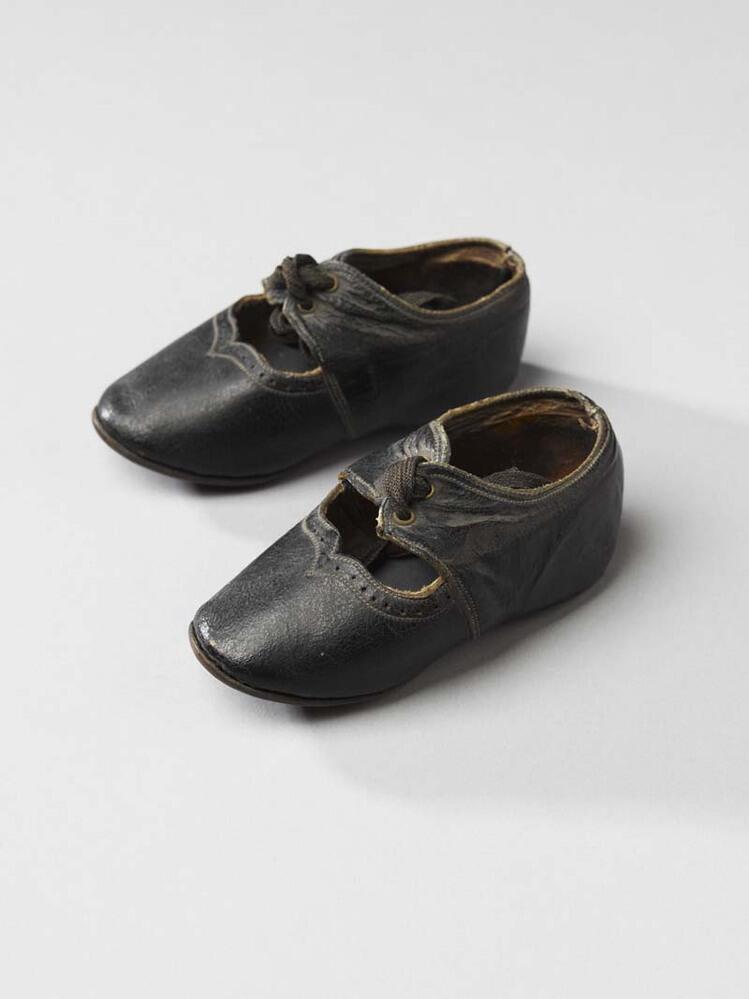 Paar zwart leren babyschoentjes