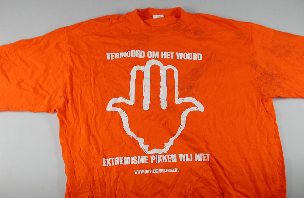 Memorabilia afkomstig van plek van moordaanslag op Theo van Gogh (t-shirt met protest)