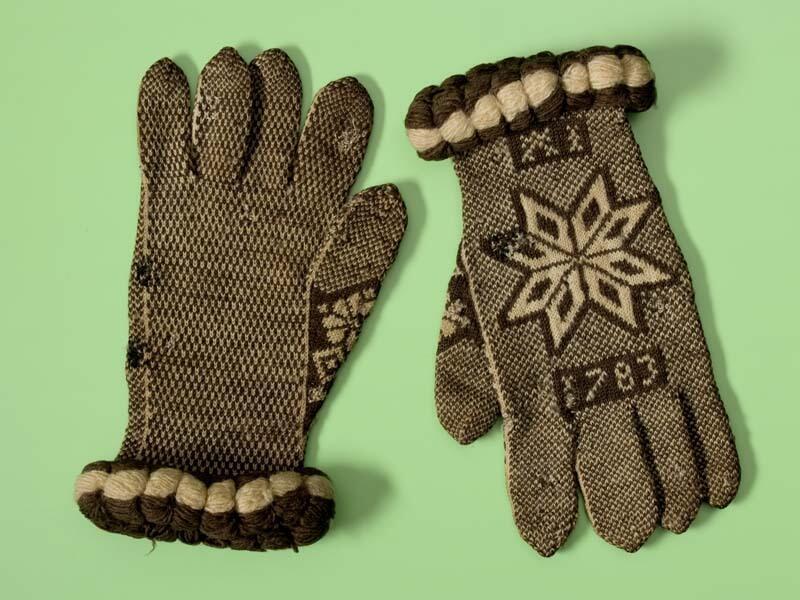 Paar gebreide handschoenen van bruin met witte wol met bolle rand langs de pols
