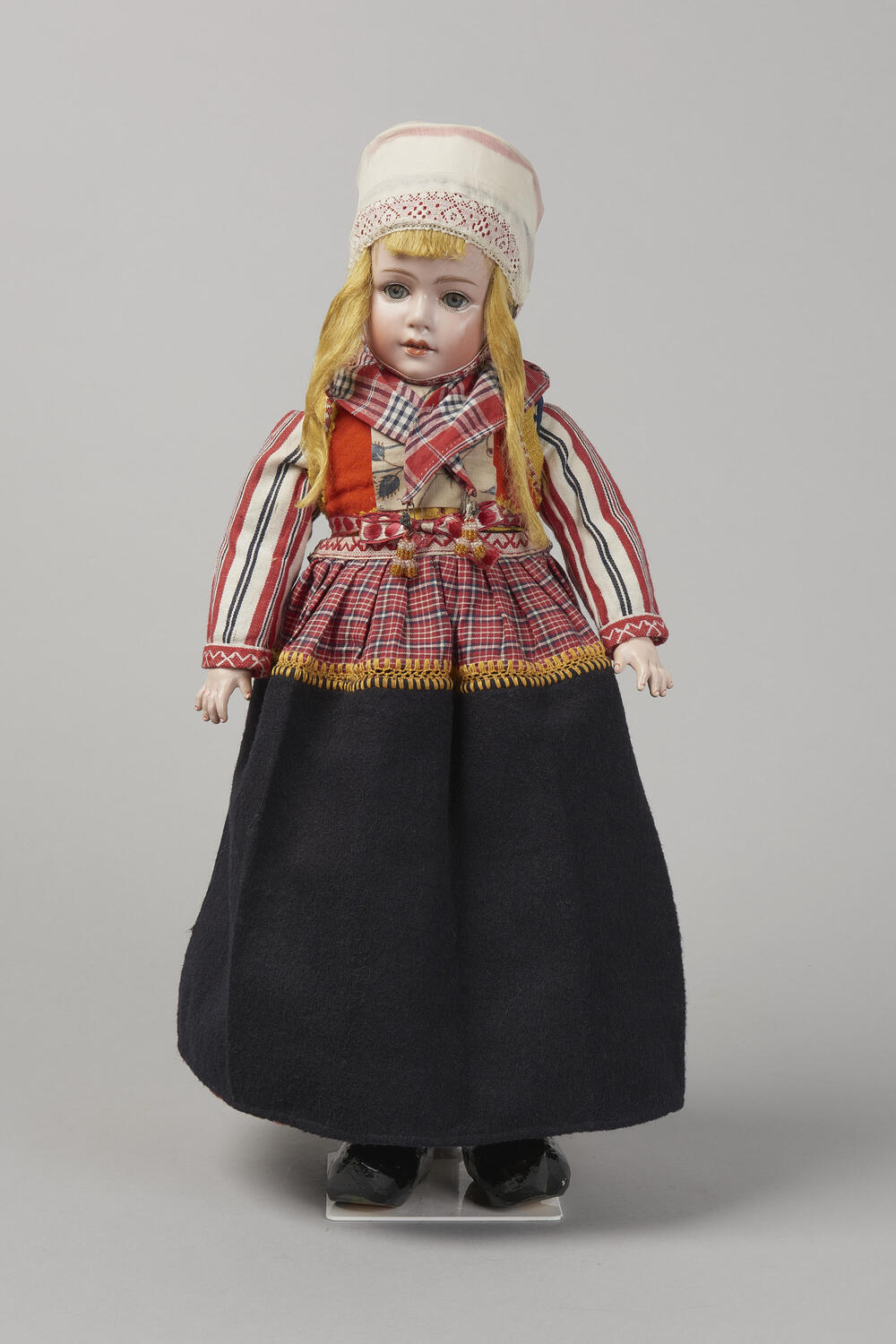 Pop gekleed als Marker vrouw, voor 1962