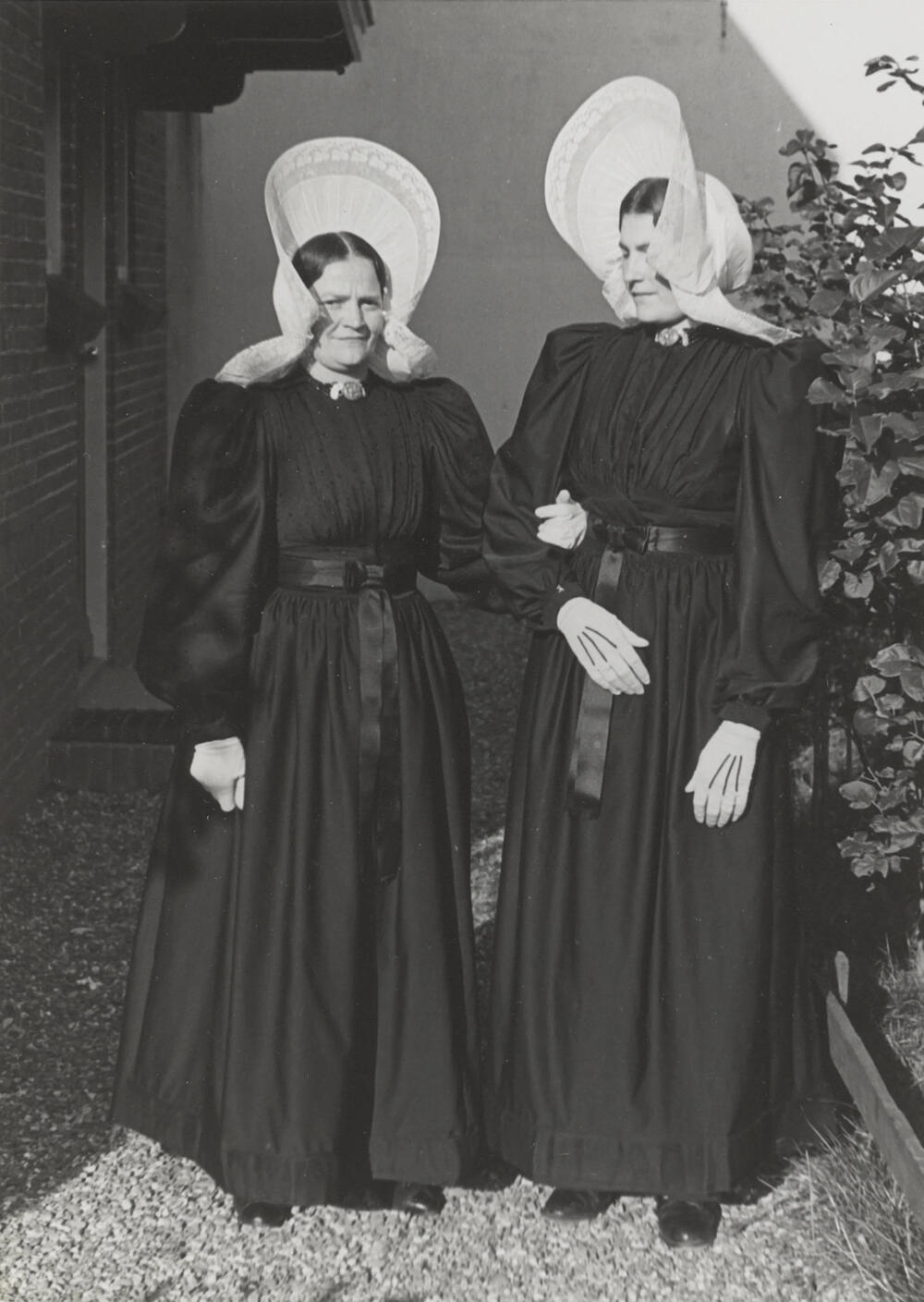 Twee vrouwen in streekdracht, Huizen, 1945