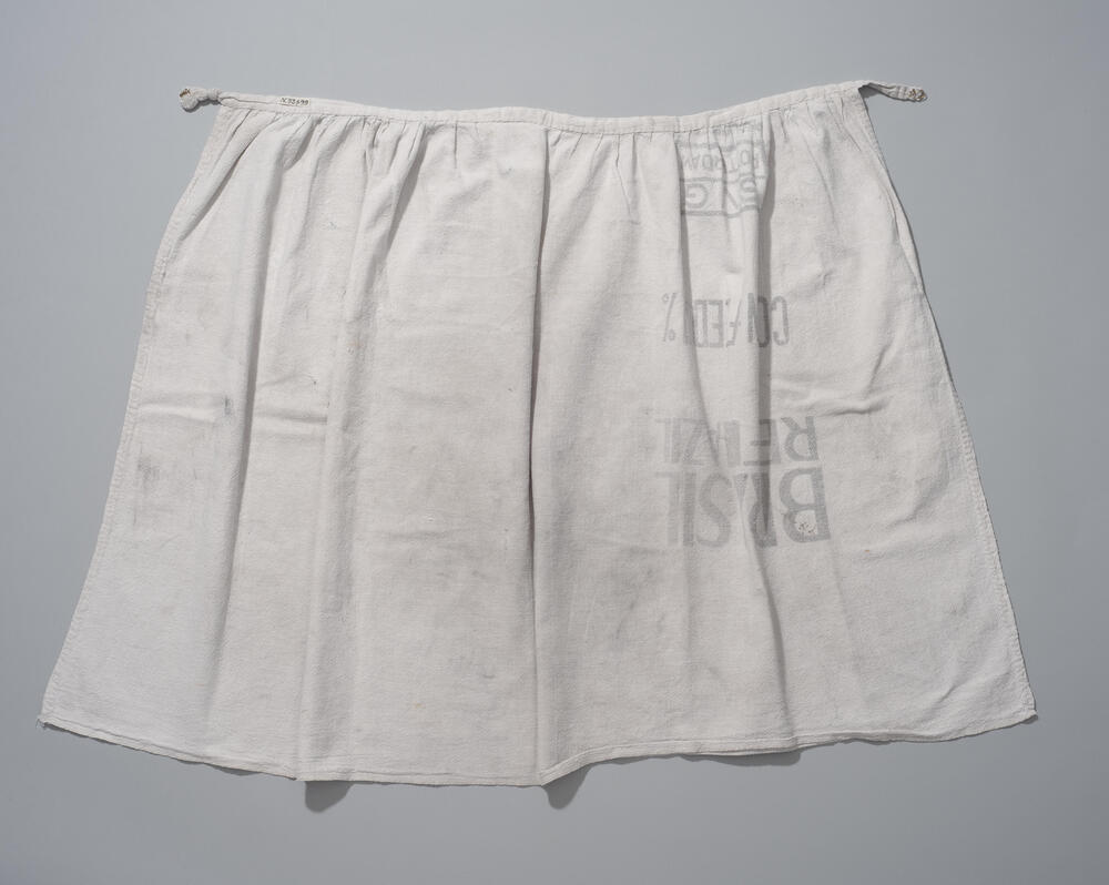 Vrouwenschort vervaardigd uit een meelzak, Rouveen, 1945–1965