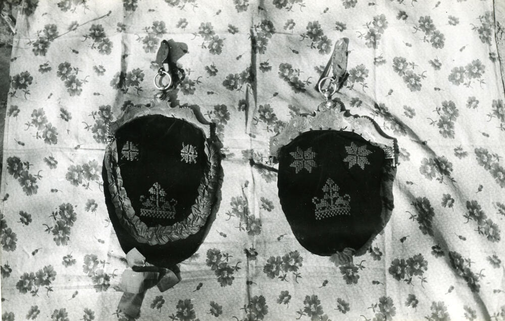 Twee beugeltassen, Oud Schoonebeek, 1946