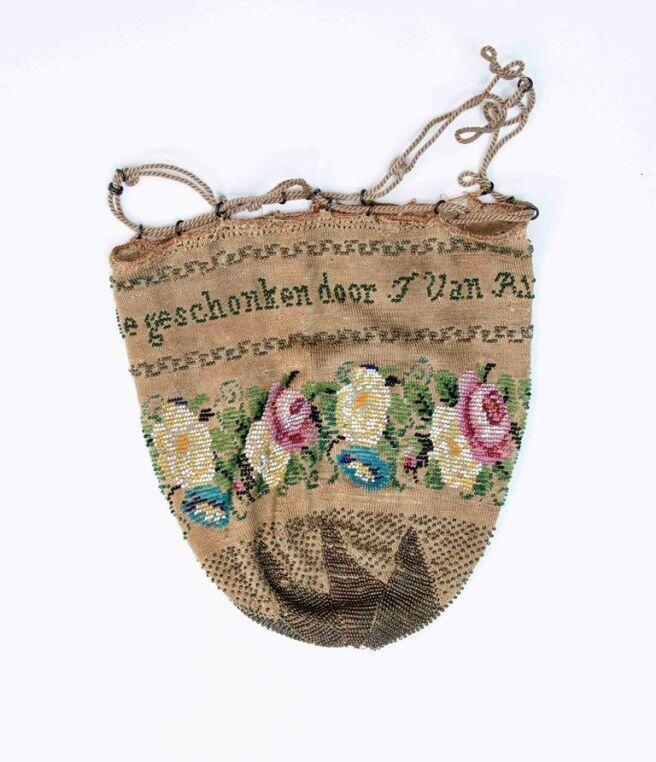 Gebreid tasje met kralen met de tekst: Uit moederliefde geschonken door T. van Ringh-Tadema