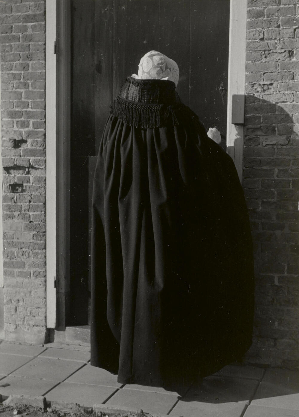 Mevrouw De Bruijne in Cadzandse dracht, 1950