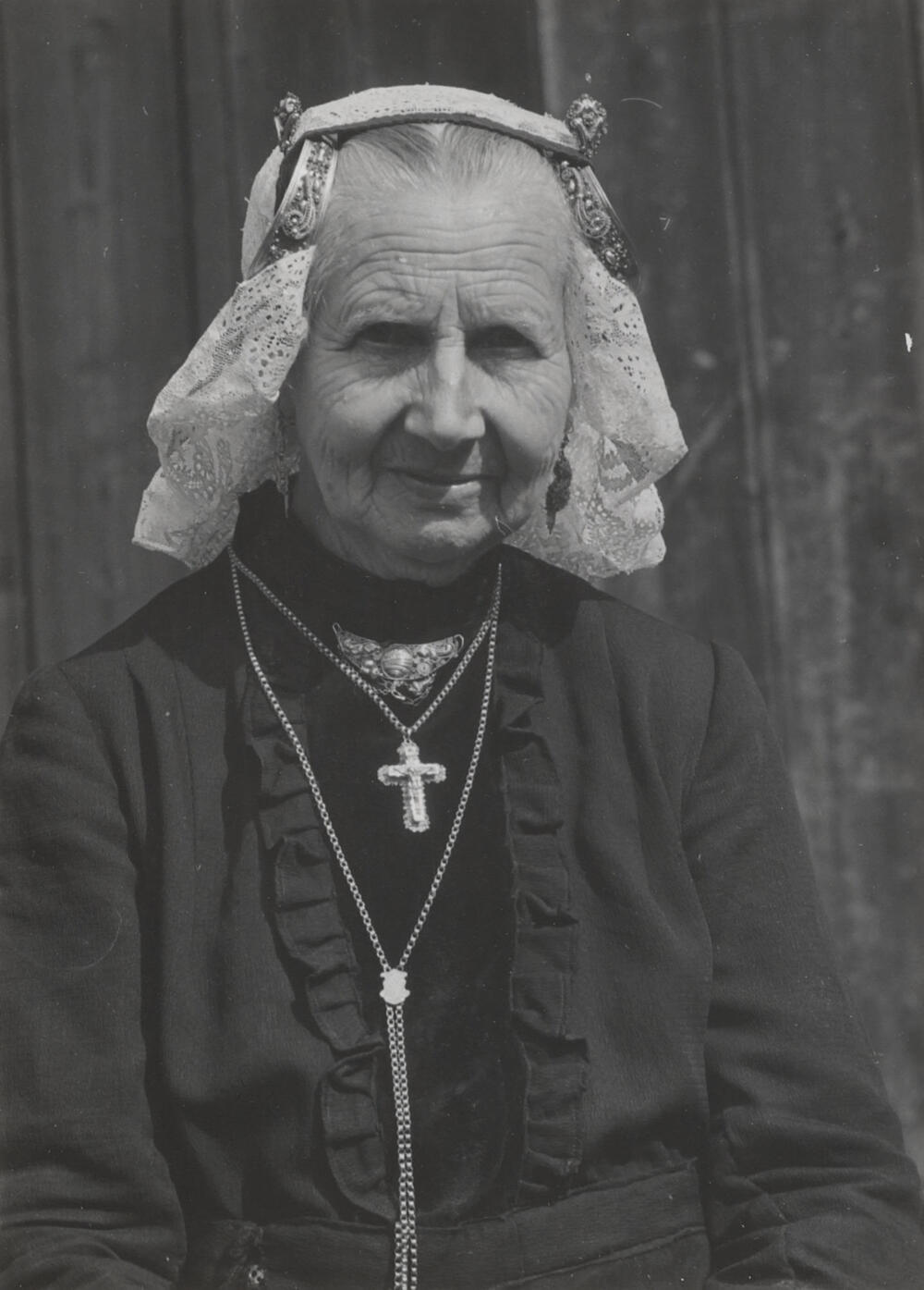 Weduwe Smit in streekdracht uit Laren, 1952