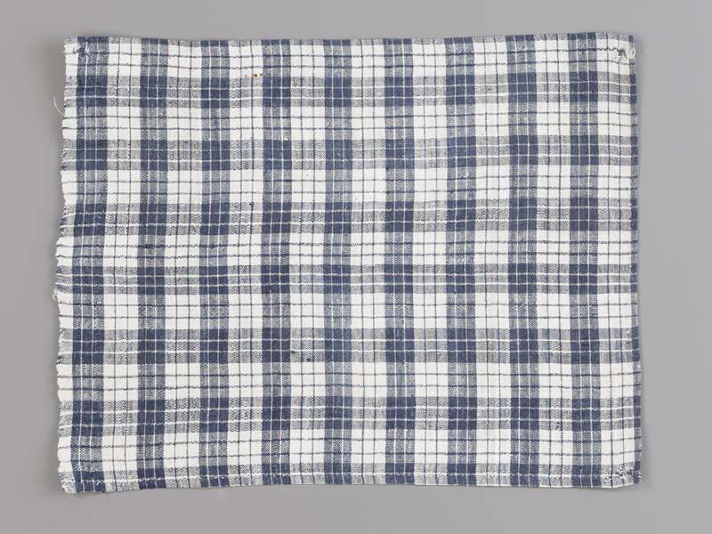 Hindelooper borstlap of foarpeldook van wit en blauw bont, voor de rouw