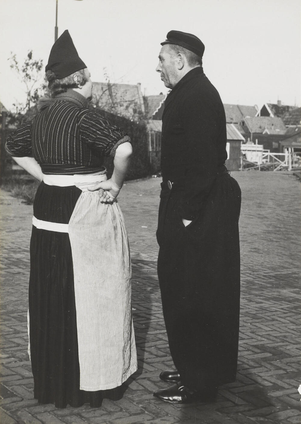 Vrouw en man in Volendammer dracht, 1955