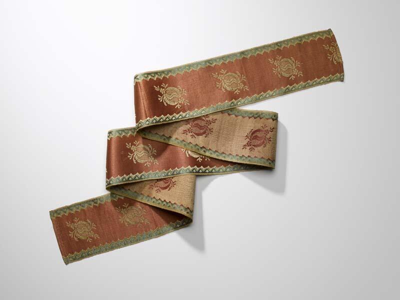 Zijden lint in de kleuren oudroze, groen en creme met granaatappelmotieven