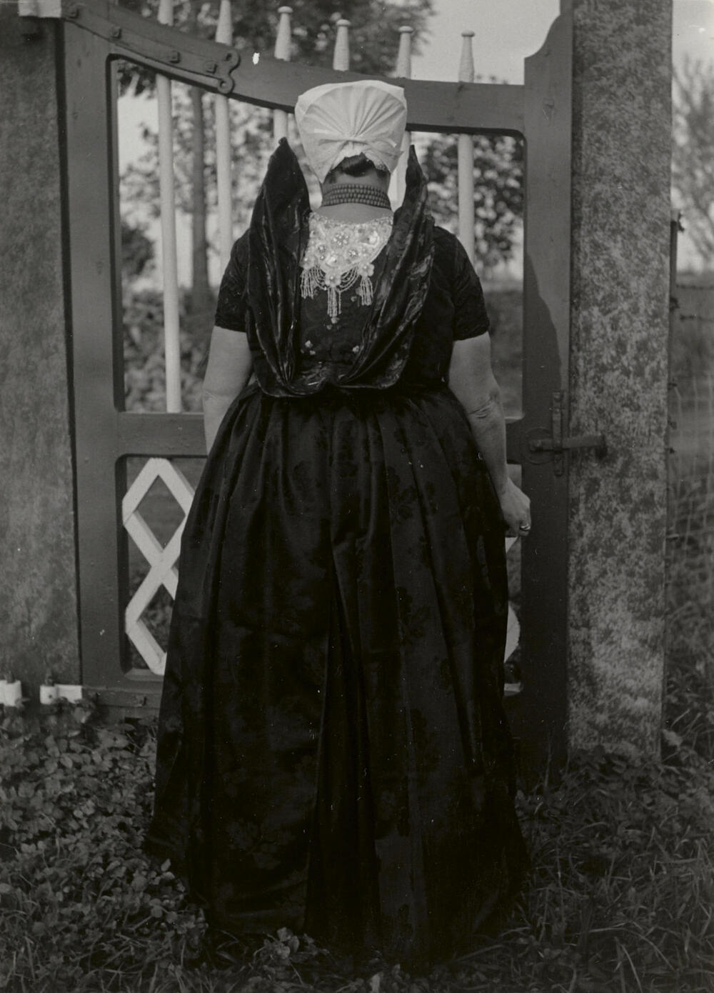 Suzanna van de Wege in Axelse streekdracht, 1950