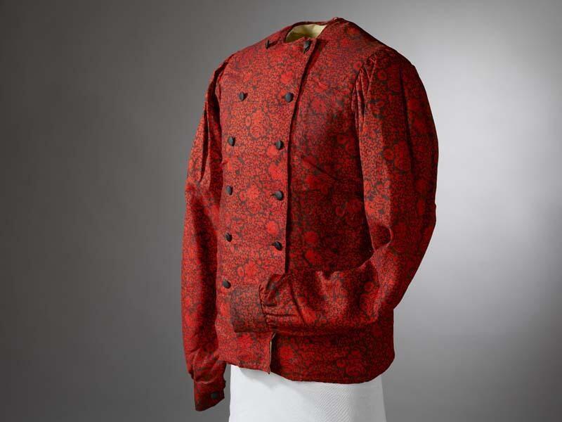 Baeitje of mannenvest van rood met zwart bloempatroon met slingertjes erom heen