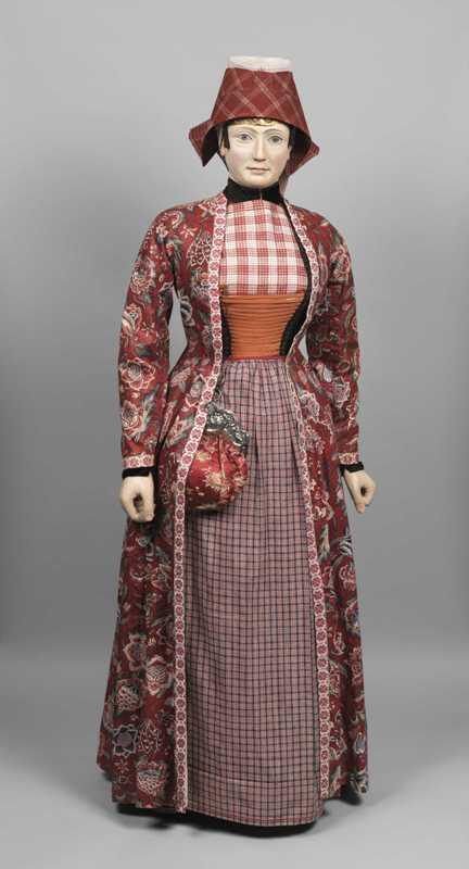 Hindelooper schort van rood-wit-blauw bont met initialen IT, onderdeel van Hindelooper…