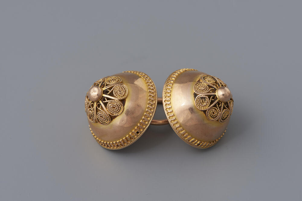 Paar gouden keelknopen, Volendam, 1898–1923