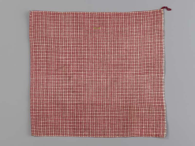Hindelooper borstlap of foarpeldook van rood en wit bont