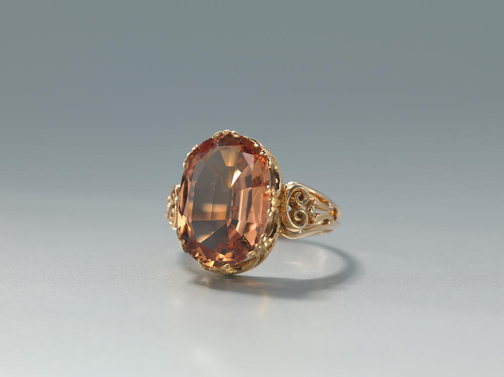 Ring met ovaal geslepen gele topaas