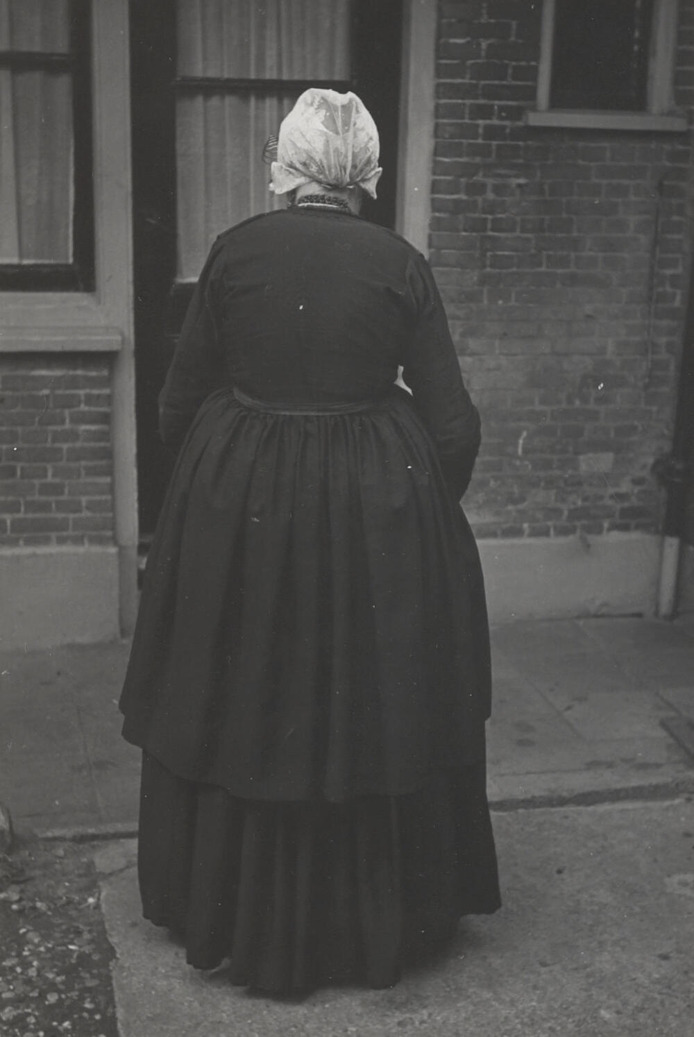 Maria van der Zwan-Moerman in Vlaardingse dracht, 1950