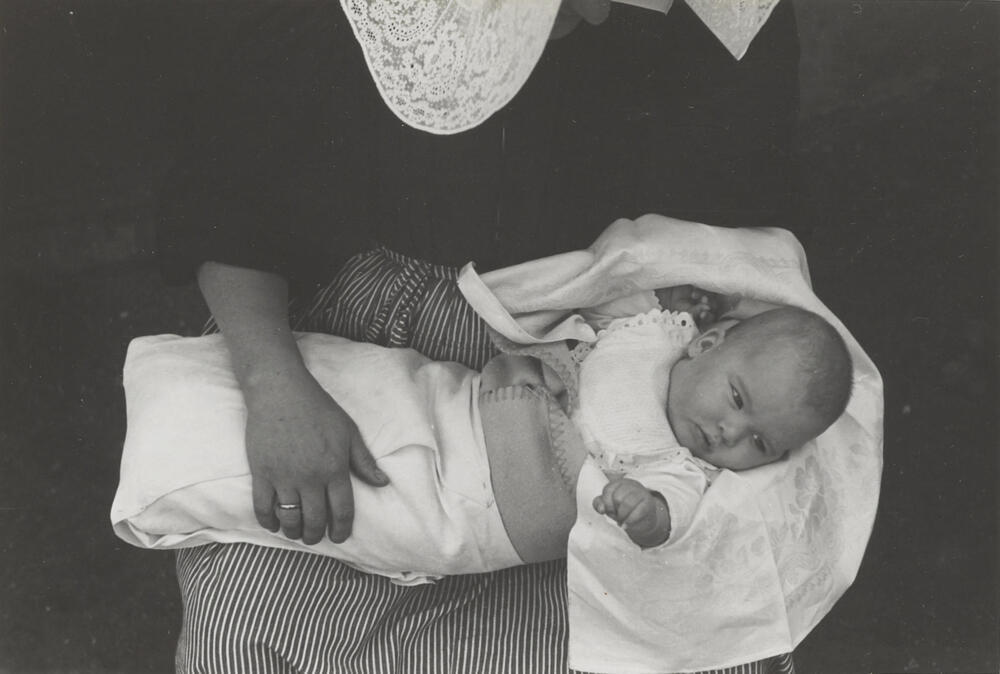 Ingebakerde baby in streekdracht, Huizen, 1945
